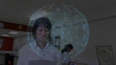 Bilim adamı laboratuvar geçmişi üzerinde ağ bağlantıları olan tablet kullanıyor. Teknoloji, yenilik, araştırma, bağlantı, analiz, dijital