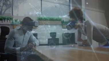 VR kulaklıkları kullanan insanlar dijital ağ ile animasyonu örtüyor. Sanal gerçeklik, teknoloji, yenilik, iş, şirket, ağ
