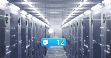 Sohbet baloncuklarının animasyonu ve koridordaki veri sunucularında yüzen 43 numara. Teknoloji, iletişim, ağ, dijital, bilgi, bulut