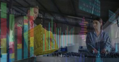Üzümleri finansal veri işleme animasyon örtüsüyle ayıran erkek ve kadın. Şarap üretimi, üzüm bağı, hasat, analitik, teknoloji, tarım