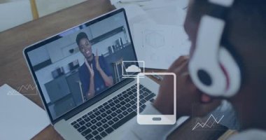 Veri analizi animasyon örtüsüyle video konferansı için dizüstü bilgisayar kullanılıyor. Teknoloji, iş, iletişim, sanal toplantı, yenilik, dijital