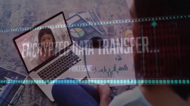 Diz üstü bilgisayarda veri işleme animasyon örtüsüyle kadın video konferansı. Teknoloji, iletişim, iş, uzaktan çalışma, dijital, sanal toplantı