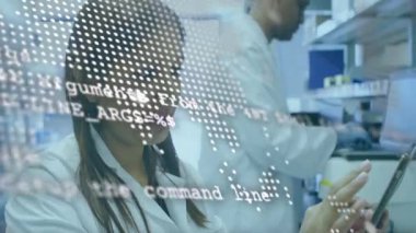 Laboratuvarda, bilim adamları dijital veri ile animasyon sahnesini örtüyor. Araştırma, yenilik, teknoloji, analitik, fütürist, bilim