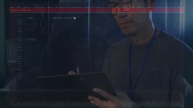 Veri analiz ediliyor, gözlüklü kişi ekranda kod ve grafik animasyonu görüyor. Analizler, veri bilimi, teknoloji, kodlayıcı, programcı, bilgi