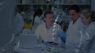 Laboratuvarda, bilim adamları veri işleme animasyon örtüsü üzerinde deneyler yapıyorlar. Araştırma, yenilik, teknoloji, analiz, laboratuvar, bilim