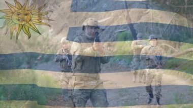 Açık havada Uruguay bayrağı ile çarpışan askerlerin animasyonu. Ordu, muharebe, ordu, vatanseverlik, ulusal, silahlı