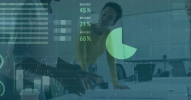 Veri analizleri, çizelgeleri ve grafikleri olan iş adamları hakkında konuşuyoruz. iş stratejisi, takım çalışması, işbirliği, şirket, istatistik, sunum