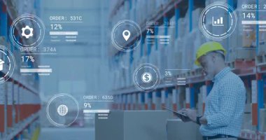 Tablet kullanarak, depo çalışanı dijital verileri animasyon örtüsüyle analiz ediyor. Lojistik, teknoloji, envanter, analiz, yenilik, yönetim