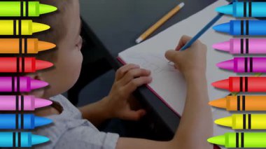 Mavi kalemle çizen çocuk, renkli pastel boyalarla çevrili. Yaratıcılık, hayal gücü, sanat, çocukluk, eğlence, tasarım