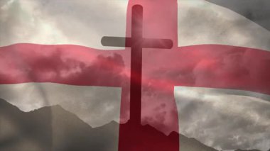 Bulutlu dağ zeminli kırmızı ve beyaz bayrak üzerinde haç silueti. Din, maneviyat, inanç, sembolizm, dönüm noktası, bulutlar