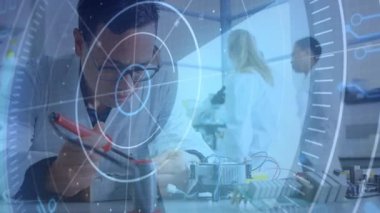 Laboratuvarda, bilim adamı dijital animasyon ile elektronik üzerinde çalışıyor. Teknoloji, yenilik, deney, araştırma, fütüristik, keşif