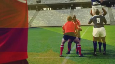 Rugby oyuncuları sahaya atlıyor, stadyum sahasında top yakalıyorlar. Sporcular, takım çalışması, spor, yarışma, açık hava