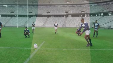 Sahada rugby antrenmanı, arka planda stadyumda oturan oyuncular, animasyon. Spor, takım çalışması, sporcular, yarışma, antrenman, eğlence
