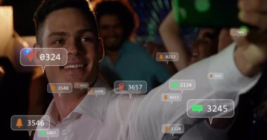 Sosyal medya bildirimleri ve konum simgeleriyle partideki insanların animasyonu. Kutlama, sosyalleşme, ağ oluşturma, dijital, iletişim, etkileşim