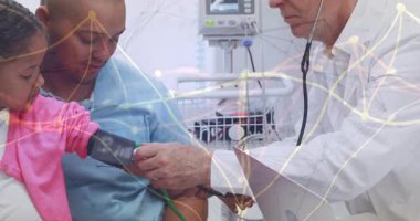 Doktor, çocuğun kan basıncını tıbbi veri animasyonu ile kontrol ediyor. Sağlık, pediatri, muayene, teknoloji, yenilik, izleme