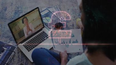 Finansal tablolar, bilgisayardaki video konferansı ve pound sembolü animasyonları. Finans, telekomünikasyon, teknoloji, para birimi, yatırım, analitik
