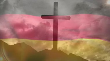 Alman bayrağı üzerinde çapraz siluet ve bulutlu gökyüzü, inancı ve ulusu simgeliyor. maneviyat, din, vatanseverlik, miras, birlik, bulutlar