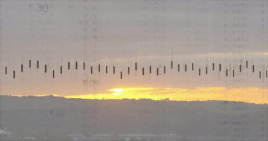 Tepelerin üzerinden günbatımının animasyonu ve ölçü ölçeği sahneyi kaplıyor. Peyzaj, doğa, video kaplaması, dingin, dijital sanat