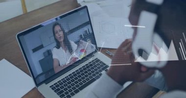 Ofiste dizüstü bilgisayar kullanan bir iş kadını olarak verileri grafiklerle sunuyoruz. Analiz, istatistik, teknoloji, şirket, dijital, profesyonel