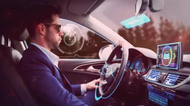 Sürücü arabası, takım elbiseli adam gelecekteki dijital animasyon örtüsüyle etkileşimde. Teknoloji, yenilik, iş, etkileşim, artırılmış gerçeklik, yürütme