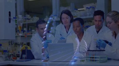 Dijital animasyon örtüsüyle veri analiz ediliyor, bilim adamları laboratuvarda çalışıyor. Bilim, teknoloji, araştırma, yenilik, veri analizi, deney