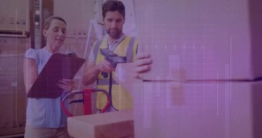 Sert şapkalı işçiler veri işleme animasyon kaplamalı kutu taşıyorlar. Sanayi, inşaat, takım çalışması, lojistik, teknoloji, yenilik