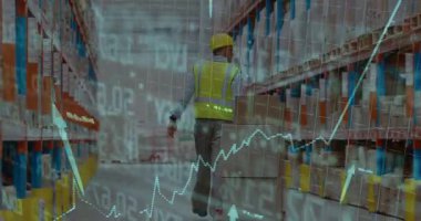 Depoda yürürken, borsa verilerinin animasyonuyla çevrili bir işçi. Lojistik, teknoloji, hisse senetleri, ekonomi, envanter, dijital