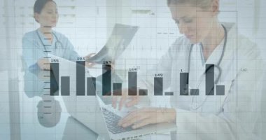 Dizüstü bilgisayarlar üzerinde çalışmak, sağlık uzmanları finansal veri tablolarını analiz etmek, animasyon. İş, işyeri, teknoloji, takım çalışması, analiz, finans