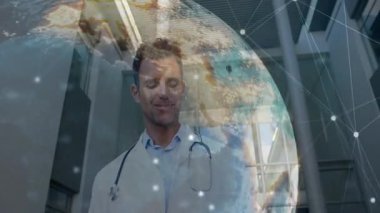 Steteskoplu beyaz önlüklü doktor dijital dünya ağının animasyonunu inceliyor. Sağlık, teknoloji, yenilik, küresel, tıbbi, gelecekçi