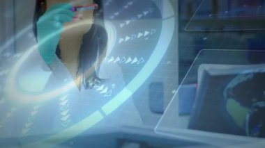 Ofiste, iş kadını dijital verileri grafik ve çizelge animasyonuyla analiz ediyor. Analizler, teknoloji, finans, rapor, şirket, profesyonel