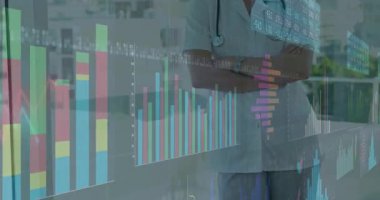 Okulda, sağlık uzmanı renkli animasyon çizelgeleriyle steteskop kullanıyor. Tıp, doktor, tanı, pediyatrist, teknoloji, eğitim