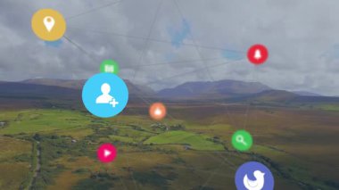 Manzaranın üzerindeki sosyal medya simgeleri ve ağ bağlantıları. Teknoloji, bağlantı, iletişim, dijital, internet, yenilik