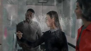 Çeşitli iş adamları dijital veri işleme animasyon örtüsüyle işbirliği yapıyor. İşbirliği, takım çalışması, yenilik, teknoloji, veri analizi, ağ