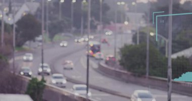 Hareket halindeki arabalarla dolu otoyolda dijital yüz tanıma sistemi. Teknoloji, izleme, güvenlik, yenilik, veri, analitik