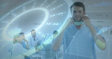 Okulda, tıp uzmanları hasta verilerini animasyon örtüsüyle tartışıyor. Sağlık, teknoloji, işbirliği, takım çalışması, yenilik, analiz