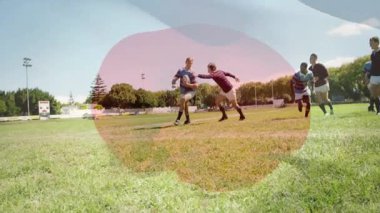 Çimenli alanda koşan, renkli animasyon kaplamalı rugby oyuncuları. Spor, rekabet, takım çalışması, atletik, açık hava, egzersiz