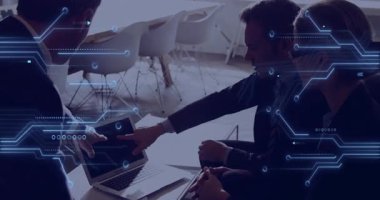 İş ekibi dijital veri işleme animasyon örtüsüyle stratejiyi tartışıyor. Takım çalışması, işbirliği, yenilik, teknoloji, beyin fırtınası, analiz