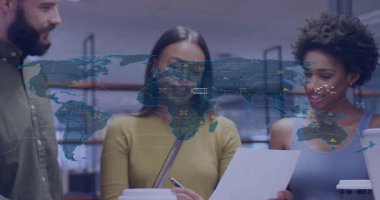 Çeşitli iş adamları dünya haritası verileriyle belgeleri tartışıyor ve animasyonu örtüyor. takım çalışması, analitik, işbirliği, strateji, yenilik, planlama