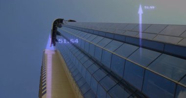 Dijital veriler ve grafikler gökdelenin yansıtıcı cam cephesinde canlanıyor. Teknoloji, yenilik, analitik, kentsel, dijital dönüşüm, yansıma