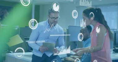 Dijital veri analizleriyle işbirliği, modern ofisteki iş adamları. İşbirliği, takım çalışması, teknoloji, yenilik, toplantı, çalışma alanı