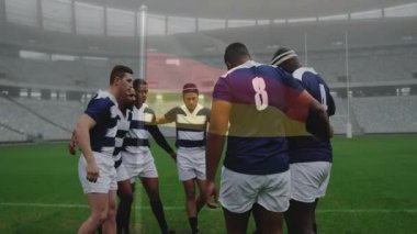 Sahada, rugby takımı arka planda bayrağın animasyonuyla toplanıyor. Takım çalışması, birlik, spor, sporcular, ulusal ve strateji