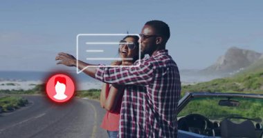 Sosyal medya bilgilendirme animasyonu eşliğinde selfie çeken çift. Teknoloji, seyahat, macera, bağlantı, etkileşim, akıllı telefon