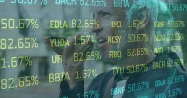Telefonda konuşan, ofiste borsa animasyonu olan bir iş adamı. finans, iletişim, teknoloji, yatırım, ekonomi, şirket