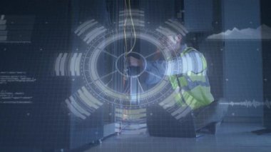 Kablolar üzerinde çalışıyorum. Veri merkezinde animasyon kaplaması olan bir teknisyen. Teknoloji, ağ, bakım, telekomünikasyon, altyapı, bağlantı