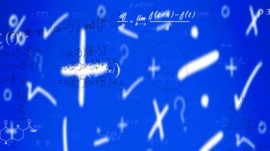 Matematiksel denklemlerin animasyonu ve mavi soyut arkaplan üzerindeki bilimsel semboller. Bilim, matematik, teknoloji, yenilik, araştırma, kavram