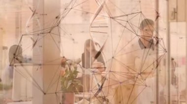 Ofiste çalışan insanlar üzerinde DNA ipliği ve ağ bağlantıları. Biyoteknoloji, yenilik, bilim, takım çalışması, işbirliği, teknoloji