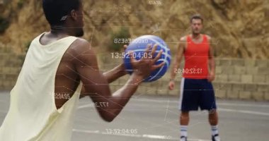 Dışarıda basketbol oynayan iki adam veri işleme animasyon örtüsüyle. Spor, takım çalışması, sporcular, hareket, analitik, teknoloji