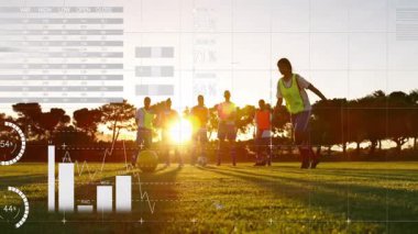 Futbol oyuncuları sahada veri analizleriyle pratik yaparak animasyonu örtüyor. Spor, takım çalışması, eğitim, teknoloji, performans, istatistik