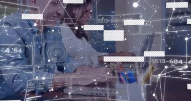 Masalarda çalışmak, dijital veri bağlantılarının animasyonu olan bilgisayarlar kullanmak. Teknoloji, yenilik, ağ, ofis, takım çalışması, işbirliği