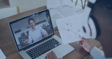 Okulda, animasyon videosu konferansı sırasında kulaklıklı birinin diyagramı vardı. Eğitim, uzaktan öğrenme, çevrimiçi sınıf, dijital, teknoloji, yaratıcılık